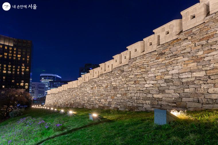 남산공원 백범광장- 서울한양도성 성곽