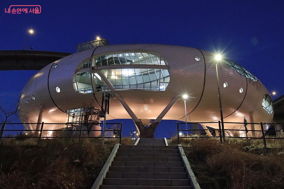 뚝섬 자벌레(한강이야기전시관)